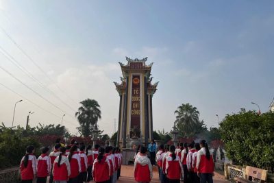 Trường TH Xuân Ninh tổ chức cho HS viếng nghĩa trang liệt sĩ nhân kỉ niệm ngày thành lập QĐND Việt Nam 22-12