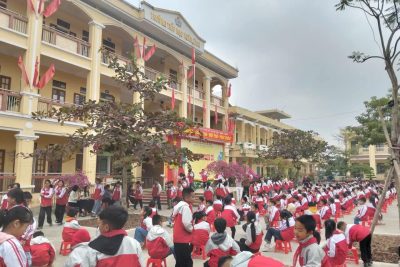 Cán bộ GV và HS trường TH Xuân Ninh ủng hộ đồng bào lũ lụt Miền Trung và Tây Nguyên